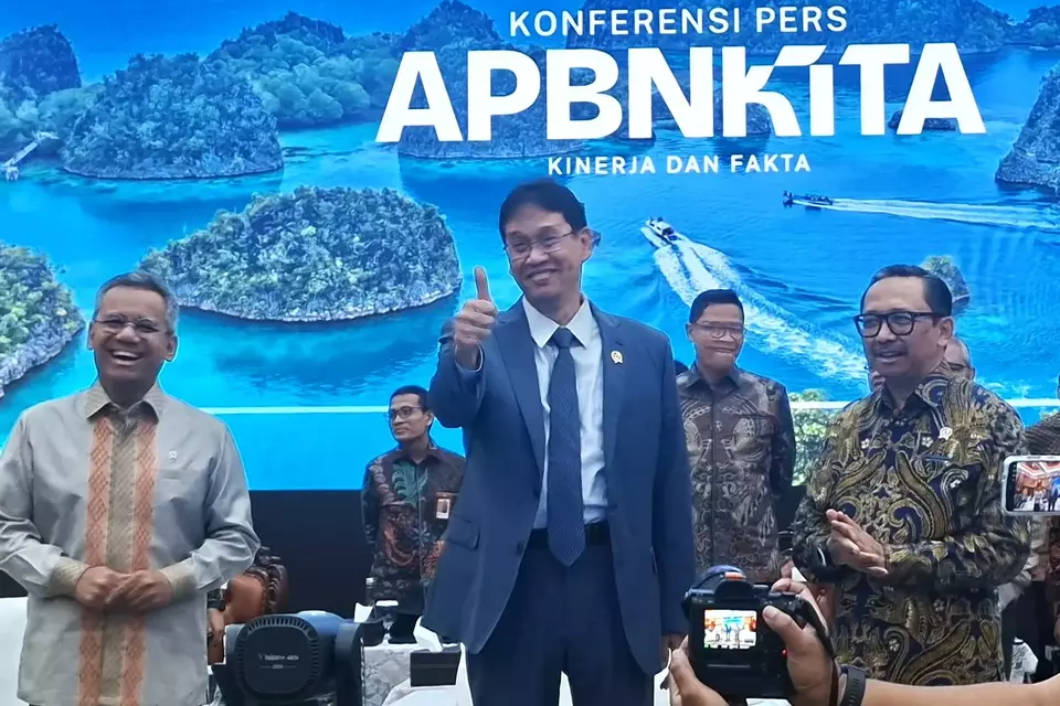 Menteri Keuangan Purbaya Yudhi Sadewa (tengah) dalam konferensi pers APBN Kita di Kantor Kementerian Keuangan, Jakarta, Selasa (5/5/2026). (B-Universe Photo/Addin Anugrah Siwi)