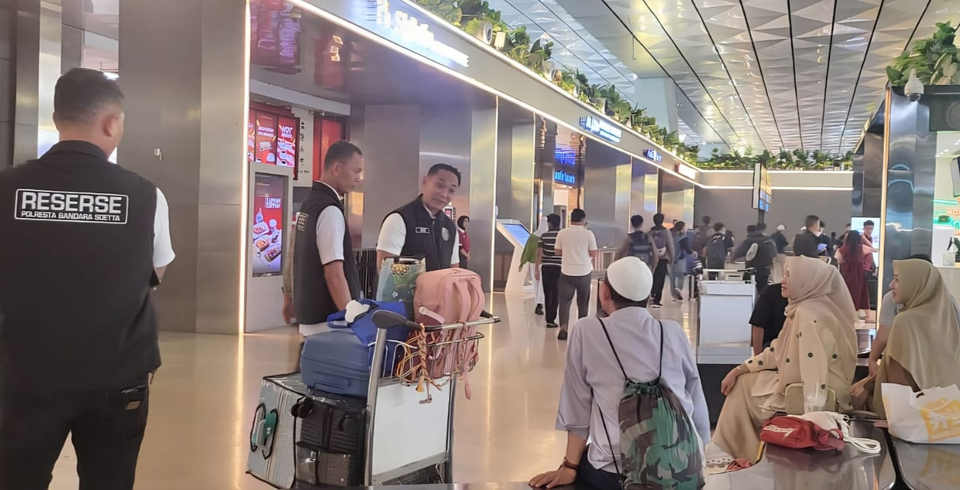 Polisi gagalkan 51 WNI berangkat haji nonprosedural di Bandara Soekarno-Hatta. 

