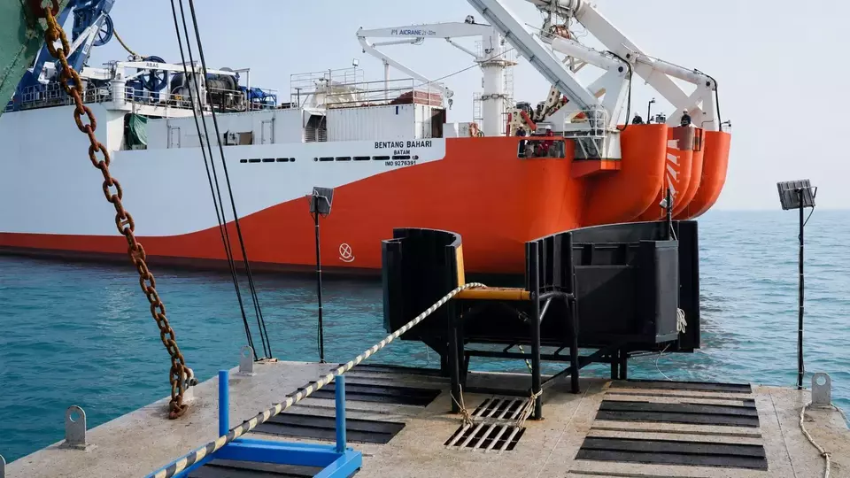 Kapal Penggelar Kabel Fiber Optik Bawah Laut CLV Bentang Bahari milik PT Ketrosden Triasmitra, Tbk (KETR) sedang melakukan transfer kabel ke kapal LCT dalam proses penggelaran kabel fiber optik bawah laut. (FOTO: IST)