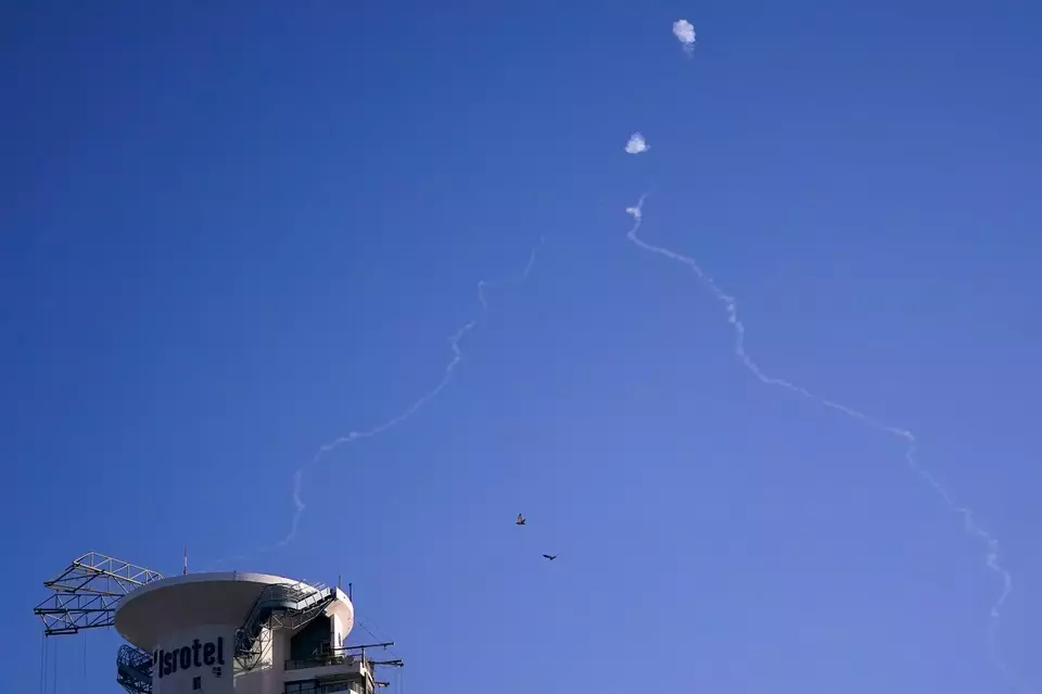 Sistem anti-rudal Iron Dome Israel menembak untuk mencegat rudal saat sirene serangan udara berbunyi di Tel Aviv, Israel pada 23 Oktober 2024. (Foto: Nathan Howard/ Pool Photo via AP)