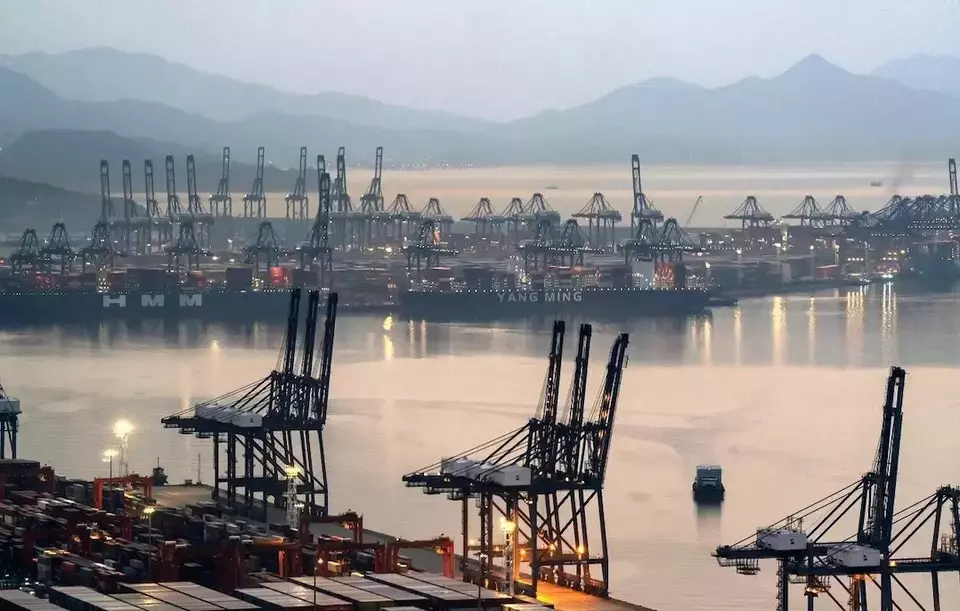 Terminal Kontainer Internasional Yantian di Shenzhen, China, merupakan pusat utama perdagangan global.