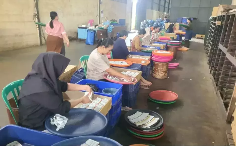 Buruh pabrik rokok (PR) di Malang sedang mengerjakan pengepakan rokok sebelum dikemas sesuai merek ANTARA/HO-Formasi