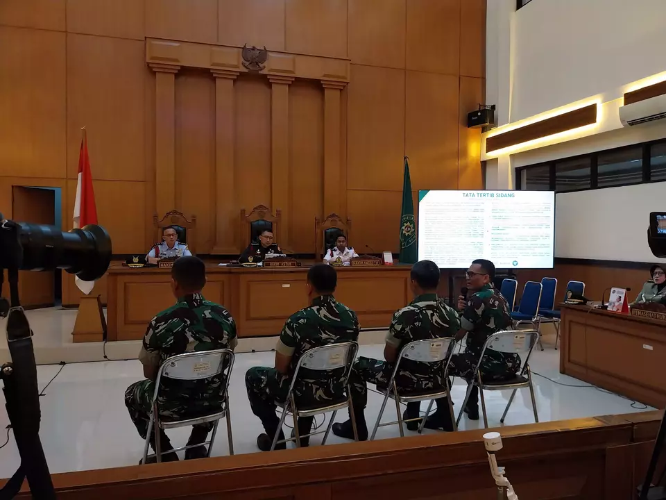Hakim Ketua Pengadilan Militer II-08 Jakarta, Kolonel Fredy Ferdian Isnartanto saat memimpin sidang terhadap 4 terdakwa kasus penyiraman air keras terhadap Andrie Yunus. 