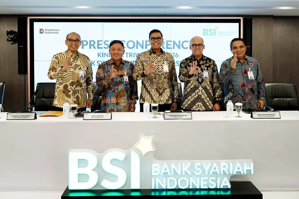 (Kiri-kanan): Direktur Utama BSI Anggoro Eko Cahyo (tengah), Direktur Risk Management Grandhis H Harumansyah (paling kiri), Wakil Direktur Utama Bob T.Ananta (dua dari kiri), Direktur Finance & Strategy Ade Cahyo Nugroho (dua dari kanan), dan Direktur Sales and Distribution Anton Sukarna (paling kanan) di Kantor BSI The Tower Jakarta. (BSI)