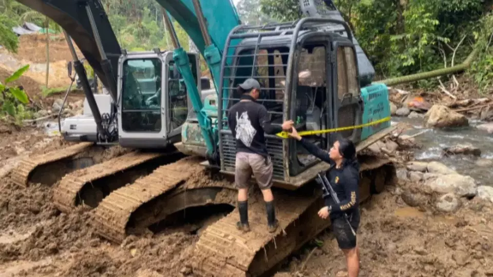 Tim gabungan dari  Polres Kabupaten Bolaang Mongondow Timur (Boltim) mengamankan alat berat di lokasi Pertambangan Emas Tanpa Izin (PETI), Selasa (12/5/2026).