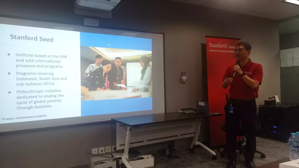 Country Director Stanford Seed Indonesia Philip Setiadi memaparkan program pelatihan bisnis dan beasiswa untuk para pengusaha di Jakarta.
