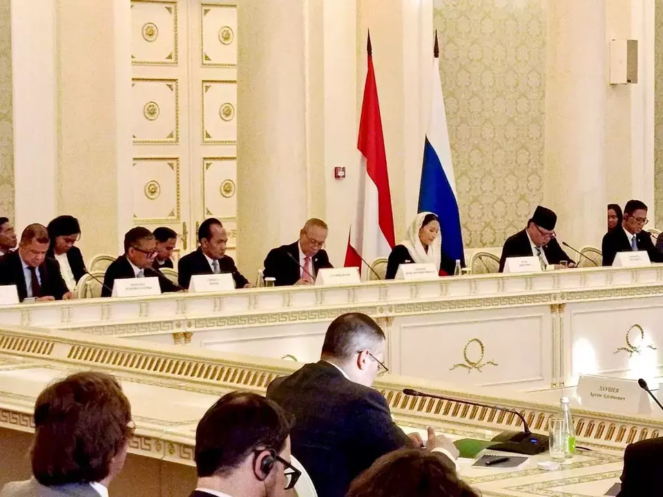 Wamen ESDM Yuliot Tanjung saat mendampingi Menteri Koordinator Bidang Perekonomian Airlangga Hartarto pada pertemuan SKB Indonesia-Rusia yang dipimpin bersama First Deputy Prime Minister Federasi Rusia Denis Manturov di Kazan, Rusia.