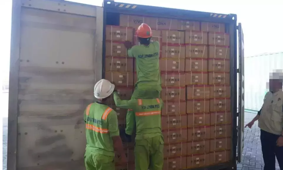 Sejumlah petugas mengecek isi kontainer yang kemudian disita Komisi Pemberantasan Korupsi, di Pelabuhan Tanjung Emas, Semarang, Jawa Tengah, Selasa (12/5/2026). ANTARA/HO-KPK
