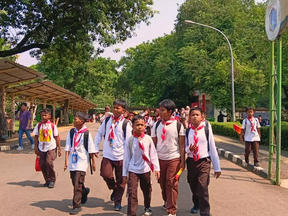 Sejumlah anak sekolah mengunjungi Taman Margasatwa Ragunan, Jakarta Selatan. 