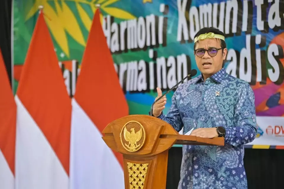 Wakil Menteri Komunikasi dan Digital, Nezar Patria saat menyampaikan pidato dalam peluncuran Festival Egrang ke-14 di Ledokombo, Jember, Jawa Timur, Sabtu (9/5/2026). (Foto: Kemenkomdigi)
