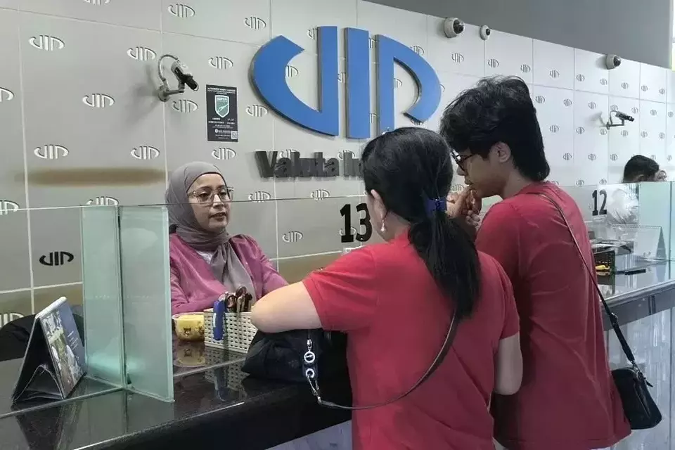 Warga melakukan transaksi di VIP Money Changer Menteng, Jakarta Pusat, Rabu (13/5/2026). (B-Universe Photo/Akmalal Hamdhi)