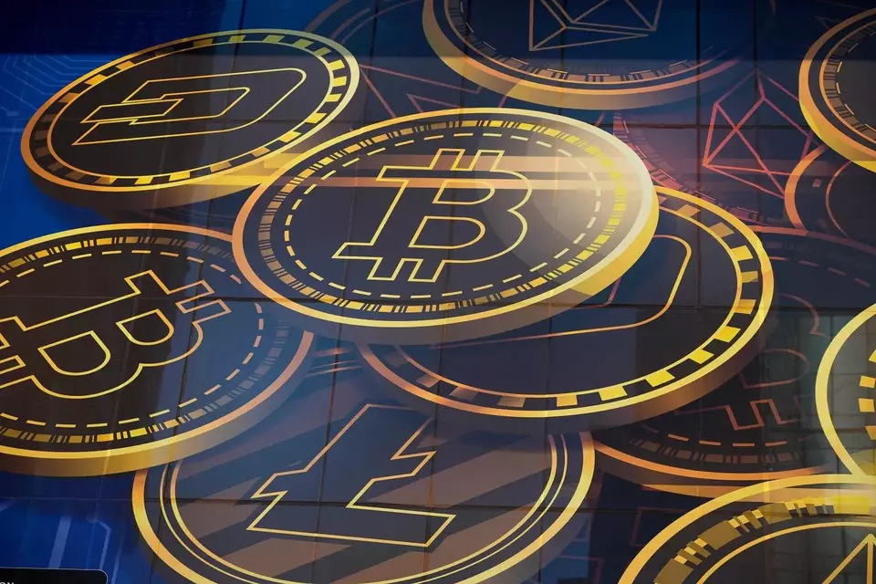 Sebuah iklan mata uang kripto Bitcoin (BTC) ditampilkan di sebuah gedung di Hong Kong pada 18 November 2021. (Foto: AP/ Kin Cheung)