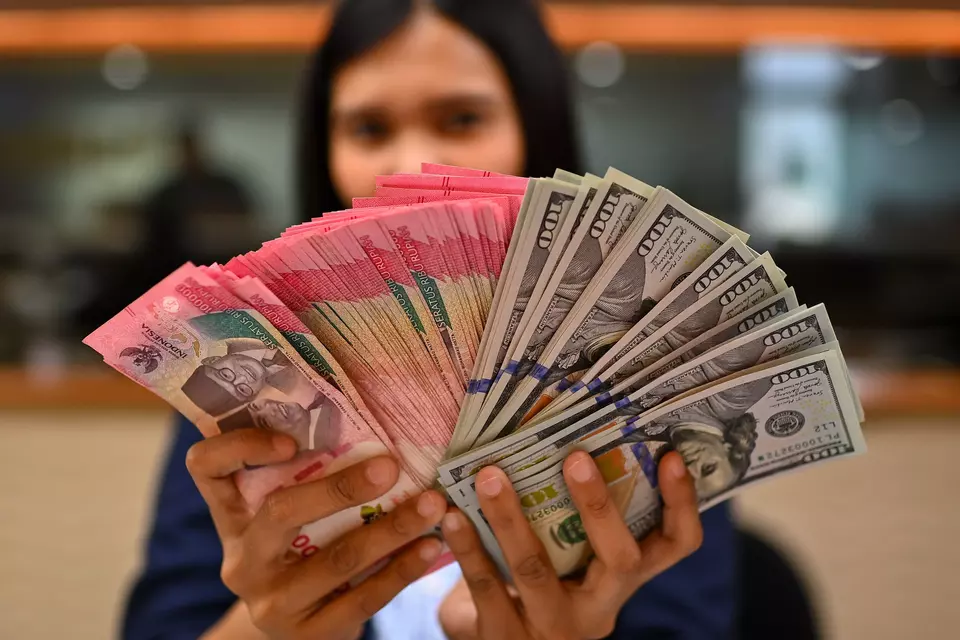 Ilustrasi uang pecahan rupiah dan dolar Amerika Serikat (AS). (ANTARA FOTO/Indrianto Eko Suwarso)