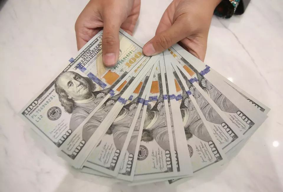 Karyawan memperlihatkan uang dolar Amerika Serikat (AS) di Kantor Cabang Bank Syariah Indonesia, Jakarta, Rabu (3/6/2026). (ANTARA FOTO/Muhammad Iqbal)