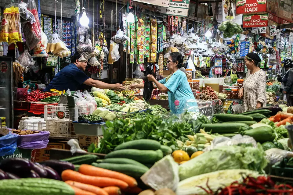 Pedagang melayani warga berbelanja kebutuhan pokok di Pasar Kahayan, Palangka Raya, Kalimantan Tengah, Kamis (11/6/2026). (ANTARA FOTO/Auliya Rahman)
