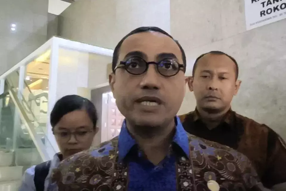 Kepala Eksekutif Pengawas Pasar Modal, Keuangan Derivatif, dan Bursa Karbon OJK, Hasan Fawzi dalam wawancara cegat di Gedung DPR RI, Rabu (17/6/2026). (B-Universe Photo/Akmalal Hamdhi)