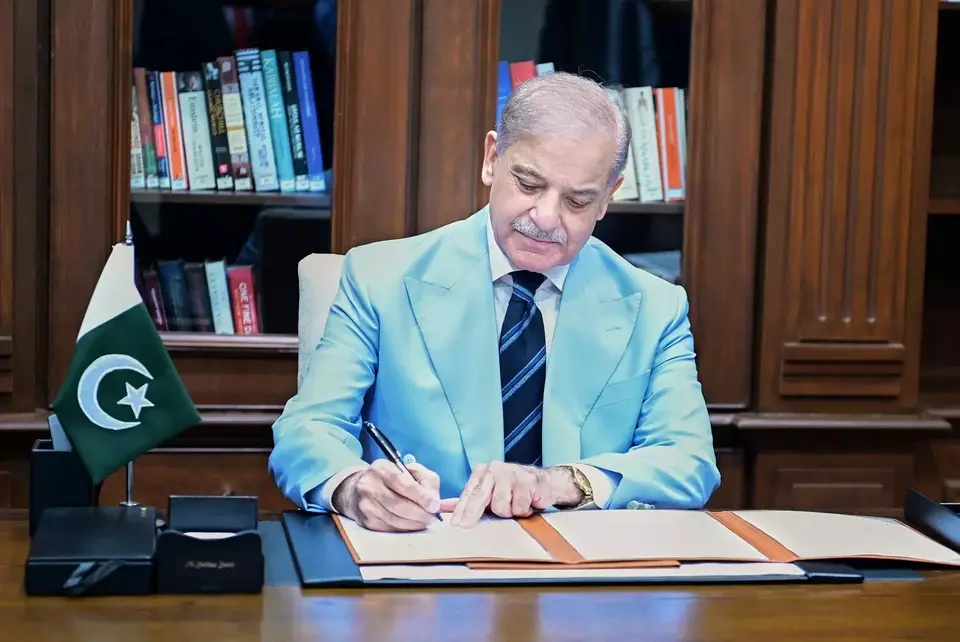 Dalam foto yang dirilis oleh Kantor Perdana Menteri (PM) Pakistan ini, PM Pakistan Shehbaz Sharif di Islamabad menandatangani sebuah dokumen sebagai mediator yang menurut kantor tersebut merupakan salinan kesepakatan awal yang dicapai oleh Amerika Serikat dan Iran untuk mengakhiri perang mereka pada Kamis (18/6/2026). (Foto: Kantor Perdana Menteri Pakistan via AP)