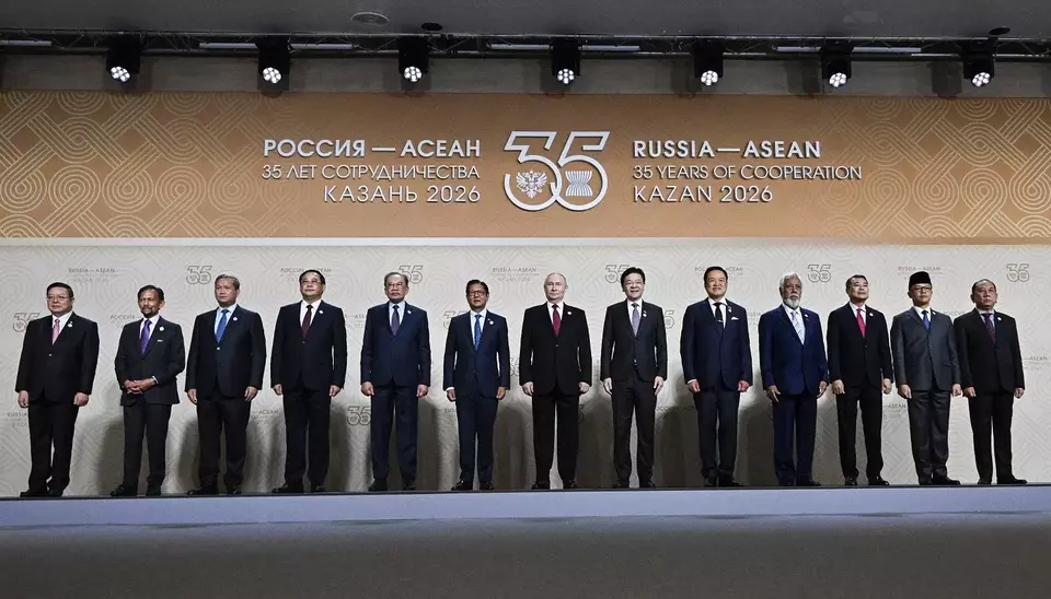 (Dari kiri) Sekretaris Jenderal ASEAN Kao Kim Hourn, Sultan Brunei Hassanal Bolkiah, Perdana Menteri (PM) Kamboja Hun Manet, PM Laos Sonexay Siphandone, PM Malaysia Anwar Ibrahim, Presiden Filipina Ferdinand Marcos Jr., Presiden Rusia Vladimir Putin, PM Singapura Lawrence Wong, PM Thailand Anutin Charnvirakul, PM Timor Timur Kay Rala Xanana Gusmao, PM Vietnam Le Minh Hung, Menteri Luar Negeri Indonesia Sugiono, Sekretaris Tetap Kementerian Luar Negeri Myanmar, Pejabat Senior untuk ASEAN Hau Khan Sum berpose untuk foto di sela-sela KTT Rusia-ASEAN di Kazan, Rusia pada Kamis (18/6/2026). (Foto: Sergei Bobylev/ Sputnik, Kremlin Pool Photo via AP)