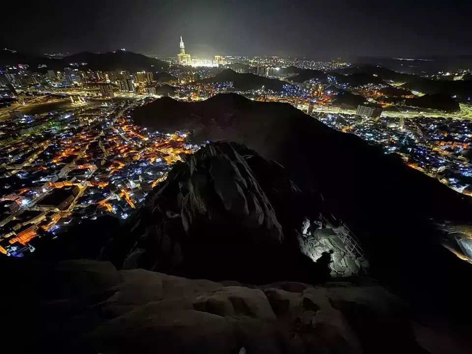 Sejumlah umat Islam berdoa dan menikmati suasana fajar saat menziarahi ua Hira di Puncak Jabal Nur, Makkah, Arab Saudi,Kamis (18/6/2026). Gua  Hira yang berada di ketinggian 640 meter di atas permukaan laut tersebut merupakan tempat bersejarah dimana Nabi Muhammad SAW melalui Malaikat Jibril dan menjadi salah satu destinasi ziarah spiritual utama bagi jemaah dari berbagai negara di sela pelaksanaan ibadah haji maupun umrah (ANTARA FOTO/Citro Atmoko/MCH 2026)