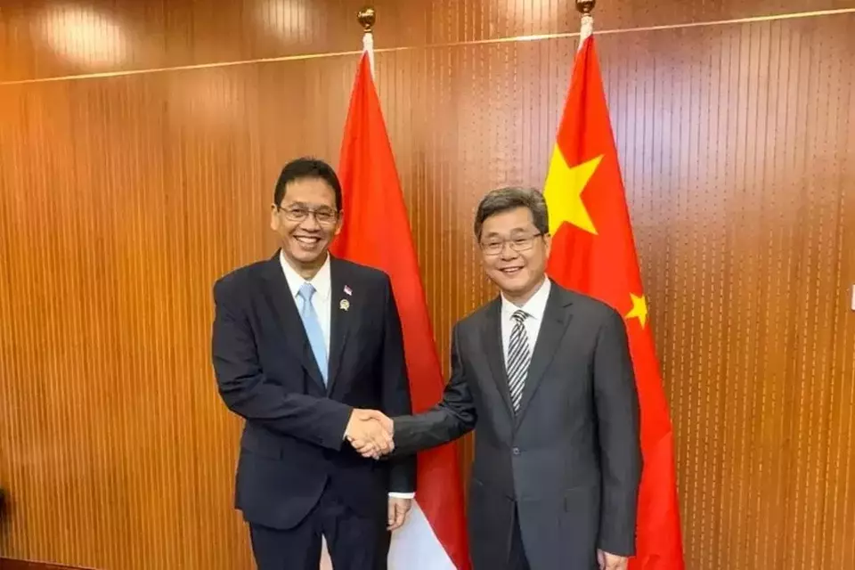 Menteri Keuangan RI, Purbaya Yudhi Sadewa bersalaman dengan Menteri Keuangan Republik Rakyat Tiongkok (RRT), Lan Foan di Beijing, Rabu (17/6/2026). (Foto: Kemenkeu)