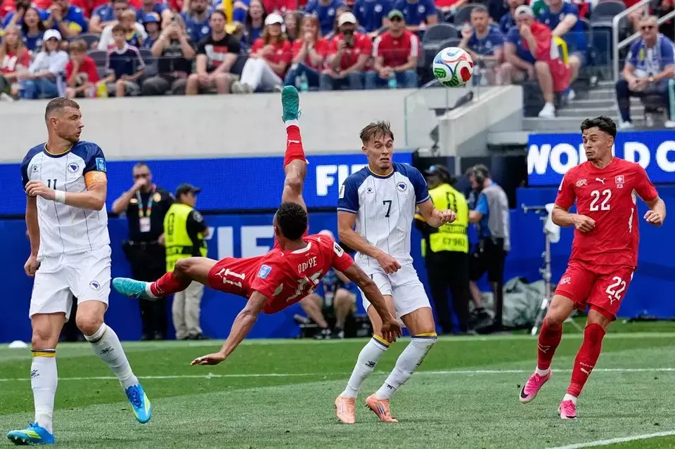 Pemain Swiss Dan Ndoye (11) mencoba melakukan tendangan salto saat pertandingan Grup B Piala Dunia 2026 antara Swiss dan Bosnia di Inglewood, California, dekat Los Angeles, Kamis (18/6/2026). (AP Photo/Gregory Bull).