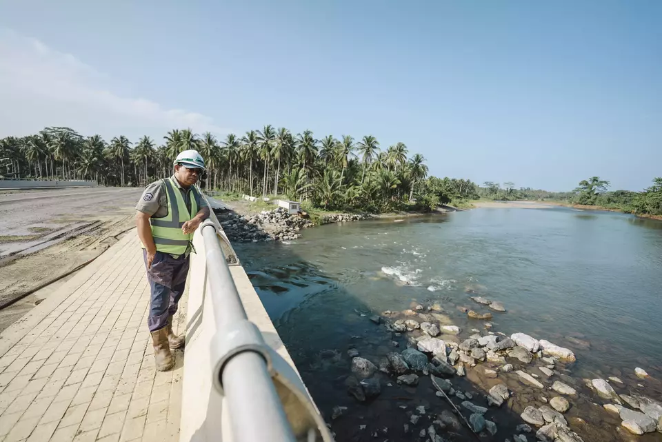 Jembatan Akelamo yang menghubungkan desa Kawasi dan Soligi. (Harita Nickel)