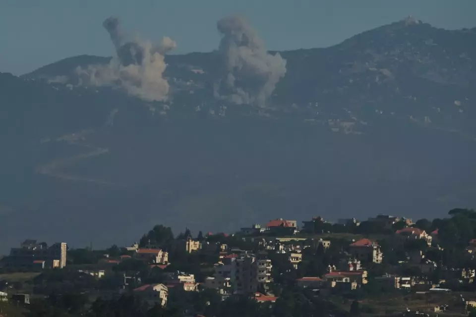 Asap mengepul ke langit di area dekat Kastil Beaufort setelah serangan militer Israel di Lebanon selatan seperti terlihat dari Israel utara, Jumat (19/6/2026). (Foto: AP/ Leo Correa)
