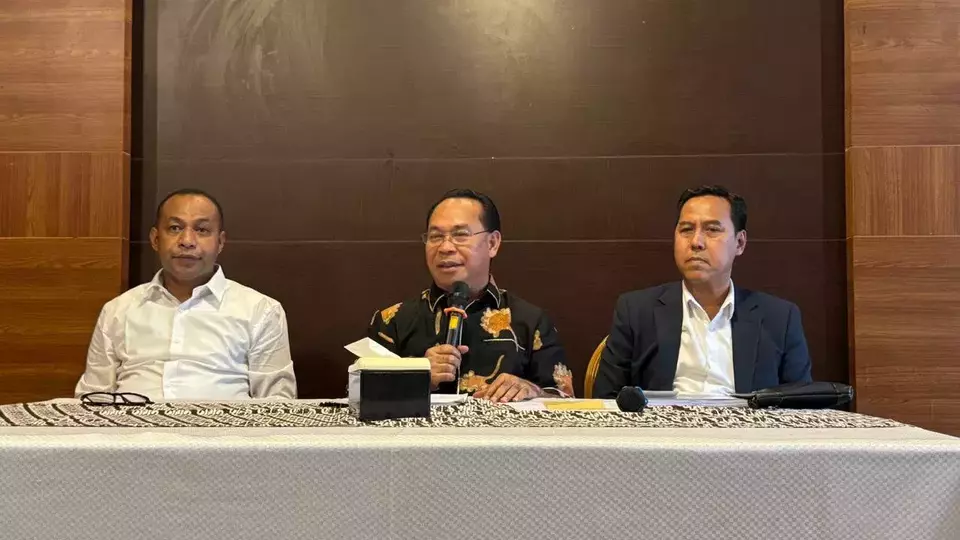 Pengusaha asa Papua John Gerki Morin dan kuasa hukumnya Sebastian Salang di Jakarta Timur, Kamis (18/6/2026).
