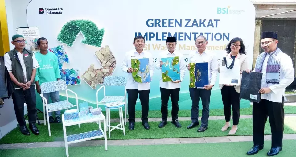 (Kiri-kanan): Wakil Direktur Utama BSI Bob T. Ananta, Pimpinan BAZNAS RI Bidang Pendistribusian, Pendayagunaan, dan Pemberdayaan Iddy Muzayyad, Direktur Eksekutif BSI Maslahat Sukoriyanto Saputro, National Project Coordinator UNDP Indonesia Made Dwi Rani, dan Pimpinan Ponpes Hafidz Indonesia Center Ustadz Bahrudin saat peresmian program Green Zakat BSI melalui inisiatif Waste Management di Hafidz Center Indonesia, Bekasi.