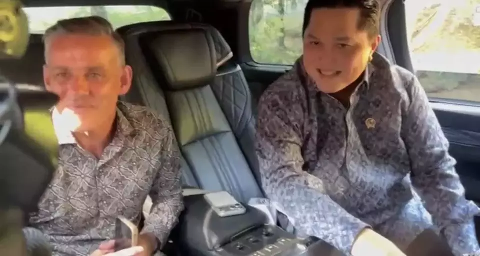 Presiden Prabowo Subianto menggelar pertemuan khusus dengan Menteri Pemuda dan Olahraga (Menpora) yang juga Ketua Umum Persatuan Sepak Bola Seluruh Indonesia (PSSI) Erick Thohir, serta pelatih Timnas Indonesia, John Herdman, di kediaman pribadinya di Hambalang, Bogor, Jumat (19/6/2026). (Foto: B-Universe/ Ricki Harahap)