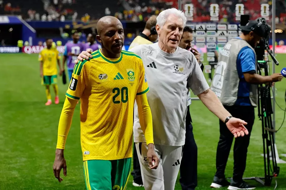 Khuliso Mudau dari Afrika Selatan (kiri) dan pelatih kepala Afrika Selatan Hugo Broos meninggalkan lapangan setelah pertandingan sepak bola Grup A Piala Dunia antara Republik Ceko dan Afrika Selatan di Atlanta, AS pada Kamis (18/6/2026). (Foto: AP/ Erik S. Lesser)
