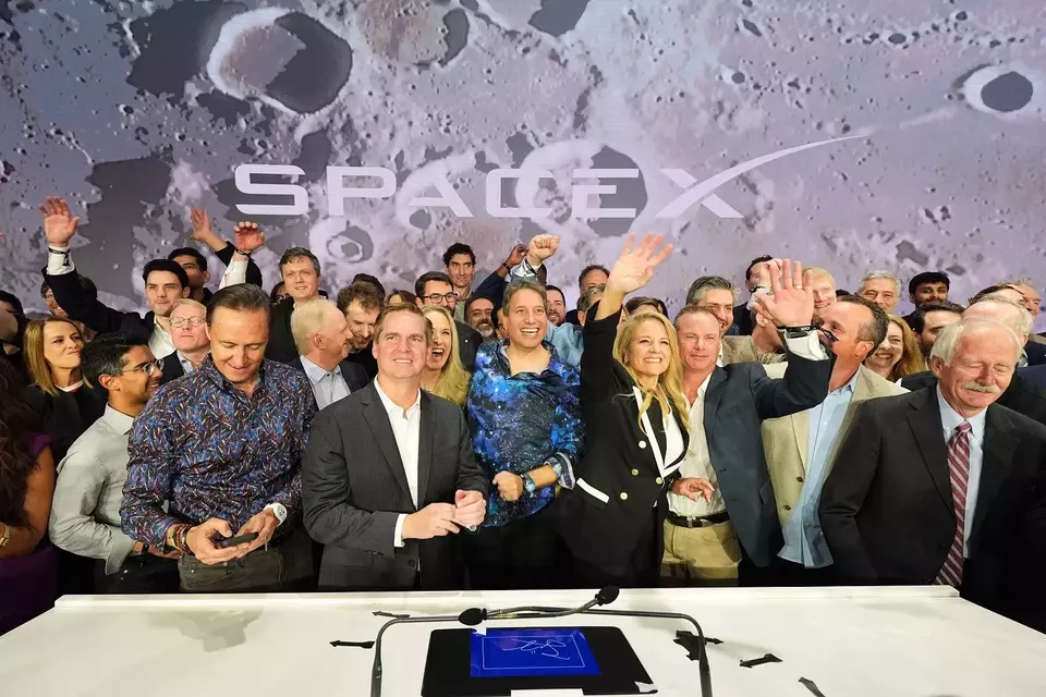Gwynne Shotwell, Presiden dan COO SpaceX, ketiga dari kanan, merayakan bersama rekan-rekannya selama upacara pembunyian bel untuk IPO SpaceX di Nasdaq MarketSite, Jumat (12/6/2026) di New York, AS. (Foto: AP/ Frank Franklin II)