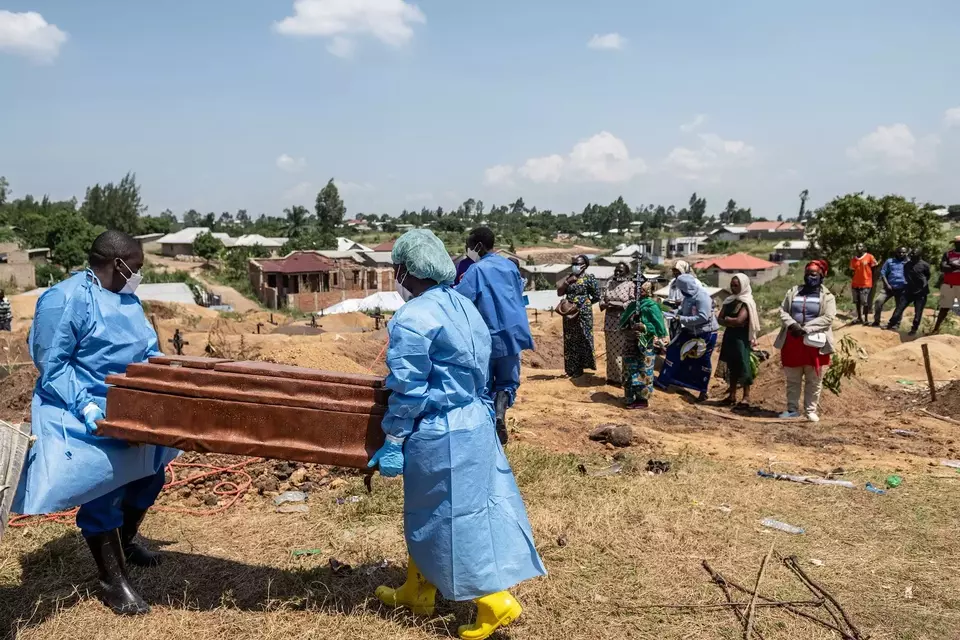 Para pekerja Palang Merah bersiap untuk menguburkan warga yang meninggal karena Ebola, di Pemakaman Bigo, Bunia, Kongo, Afrika Tengah pada Jumat (19/6/2026). (Foto: AP/ Moses Sawasawa)