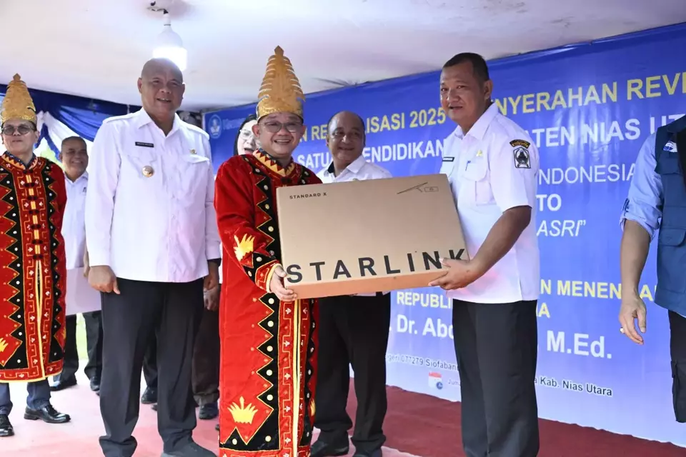  Menteri Pendidikan Dasar dan Menengah Abdul Mu'ti saat mengunjungi SDN 077279 Siofabanua, Kabupaten Nias Utara, Jumat (19/6/2026).
Sumber: Kemendikdasmen