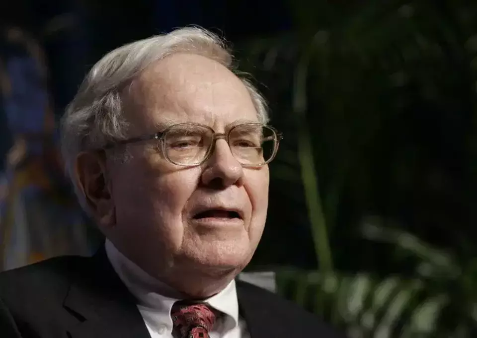 Warren Buffett berbicara di acara penggalangan dana untuk Senator New York dan calon presiden dari Partai Demokrat, Hillary Rodham Clinton, New York, AS. (Foto: STAN HONDA/ AFP)