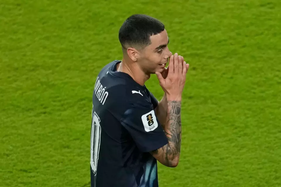 Miguel Almiron dari Paraguay bereaksi setelah menerima kartu merah selama pertandingan sepak bola Grup D Piala Dunia melawan Turki di Santa Clara, California, dekat San Francisco, AS pada Jumat (19/6/2026). (Foto: AP/ Jeff Chiu)