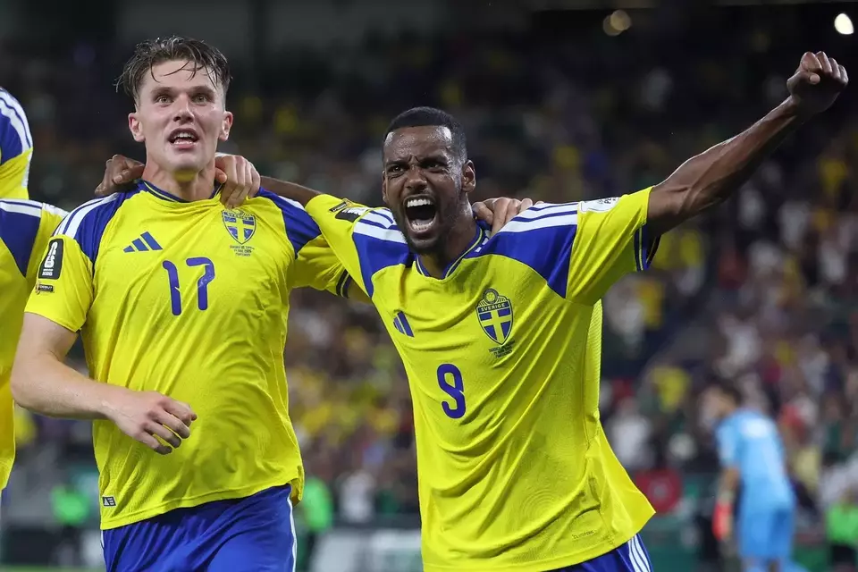 Alexander Isak (9) dari Swedia merayakan golnya bersama Viktor Gyokeres (17) dari Swedia setelah ia mencetak gol untuk membawa Swedia unggul 3-1 dalam pertandingan sepak bola Grup F Piala Dunia antara Swedia dan Tunisia di Guadalupe, dekat Monterrey, Meksiko, Minggu (14/6/2026). (Foto: AP/ Sofia Yaker)