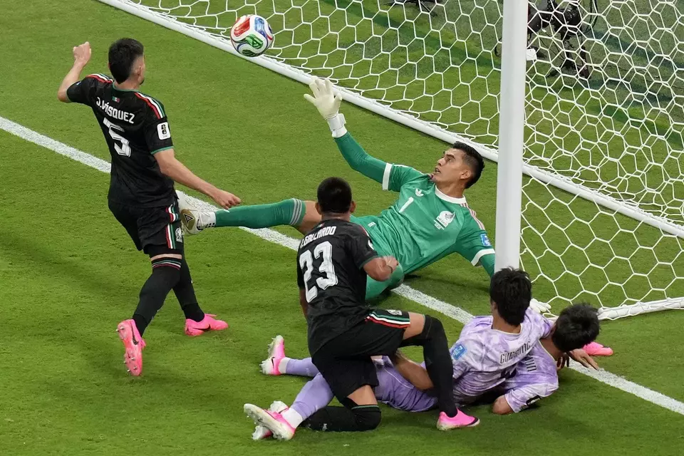 Kiper Meksiko Raul Rangel (1) berusaha menghentikan bola saat pertandingan sepak bola Grup A Piala Dunia antara Meksiko dan Korea Selatan di Zapopan, dekat Guadalajara, Meksiko, Kamis (18/6/2026). (Foto: AP/ Silvia Izquierdo)