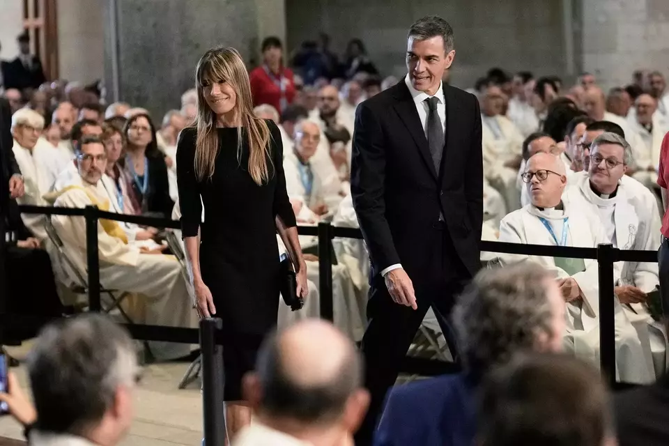 Perdana Menteri (PM) Spanyol Pedro Sanchez dan istrinya Begona Gomez tiba sebelum Misa yang dipimpin oleh Paus Leo XIV di Basilika Sagrada Familia di Barcelona, Spanyol, Rabu (10/6/2026). (Foto: AP/ Bernat Armangue)