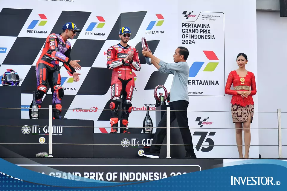 Jokowi presents the trophy to Jorge Martin at the 2024 Mandalika GP