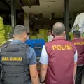 Police Raid Used Cloth Shops in Jakarta, Bekasi