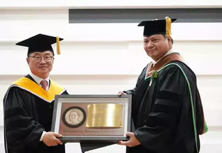Airlangga Awarded Honorary Doctorate by Gyeongsang National University