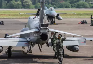 Thrilling Dogfight Captivates Thousands at TNI's 79th Anniversary Parade in Central Jakarta