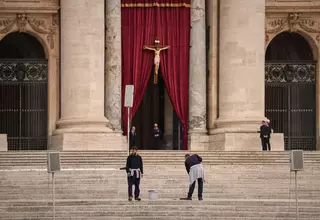 Crowds Gather in Vatican as Pope Francis Lies in State at St. Peter’s
