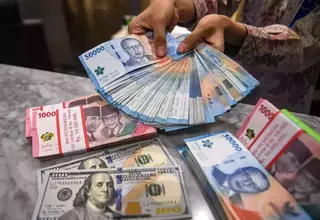 Rupiah Falls to Rp 17,000 on Middle East Tensions