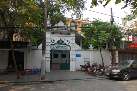 Crossing the road in Hanoi's old quarter, Hanoi, Vietnam Stock