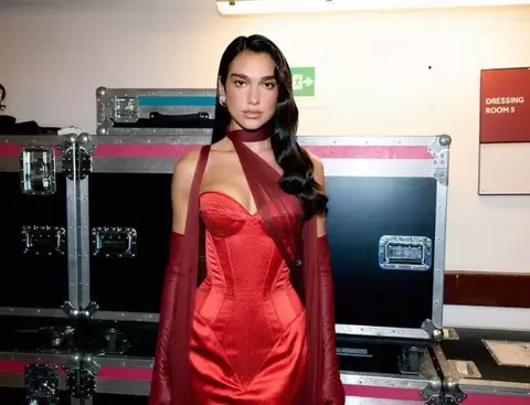 Dua Lipa: Biểu Tượng Thời Trang Xuyên Thấu Mùa Hè 2025 15 Dua Lipa: Biểu Tượng Thời Trang Xuyên Thấu Mùa Hè 2025