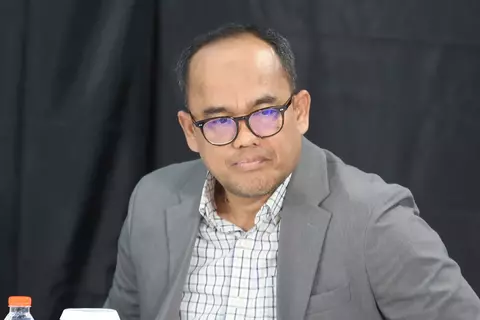 Luqyan Tamanni, Head of BSI Institute, attends a forum group discussion at the B-Universe Media Holdings office in Pantai Indah Kapuk 2, Tangerang, Thursday, April 17, 2025. (David Gita Roza)