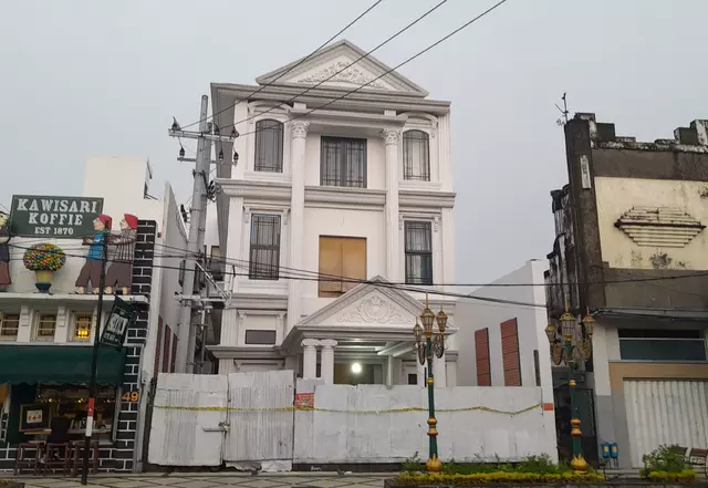 Luxury House Belonging to Wahyu Kenzo Demarcated with Police Line