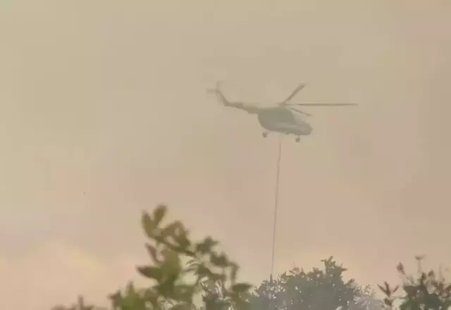 Pemadaman kebakaran udara di Kalimantan akibat angin kencang dan musim kemarau